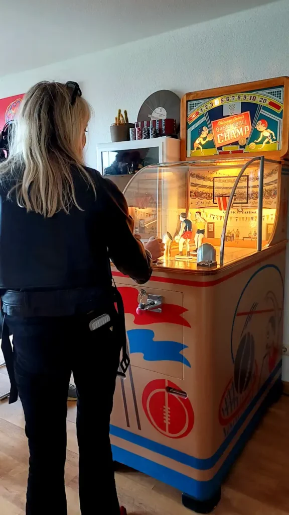 Stacey Rookhuizen speelt Basketball Champ arcade